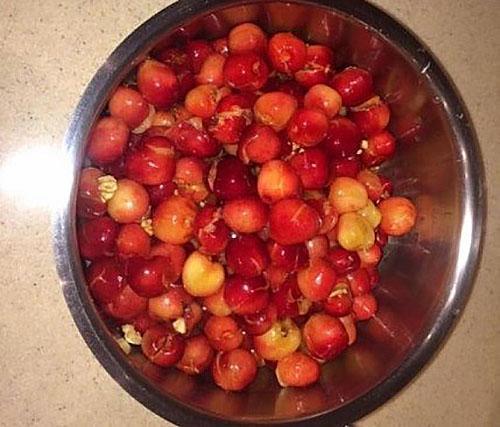 hervir las cerezas con azúcar