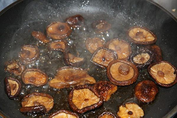 faire frire les champignons shiitake