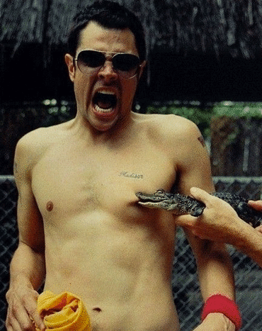 Auf vielen Bildern von Johnny Knoxville sieht man immer das Tattoo, das er sich für seine Tochter Madison stechen ließ. Er hat auch ein WaWa-Tattoo (ein beliebter Lebensmittelladen), einen Umriss eines Bären und ein