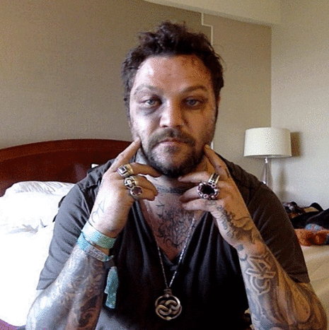 Bam Margera má po celém těle tolik inkoustu a ukazuje to už od samého začátku Jackassa.