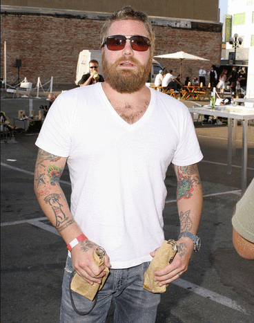 Wir können nicht einmal zählen, wie viele Tattoos Ryan Dunn hatte, aber wir vermissen ihn auf jeden Fall!