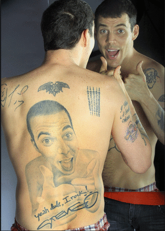 Steve-O ist der wichtigste Esel, der für seine Tattoos bekannt ist. Hier ist sein berühmtestes Tattoo am Set von Jackass.