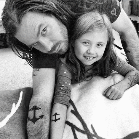 Hier ist Chris mit seiner Nichte und ihren passenden Anker-Tattoos.