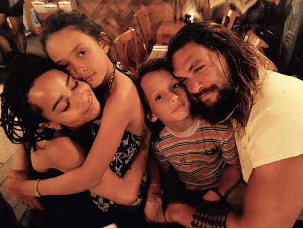 Foto: Zoe Kravitz/Instagram.Zusätzlich zu seinen Unterarmstücken hat Momoa mehrere andere Tätowierungen auf seinem sexy Körper, darunter die Unterschriften seiner Kinder auf seiner Brust, eine Hommage an einen lieben Freund, der an seinem Finger gestorben ist, ein winziger Schädel auf seinem Daumen und ein weiteres Unterarmstück mit dem Namen seiner Produktionsfirma Pride of Gypsies.