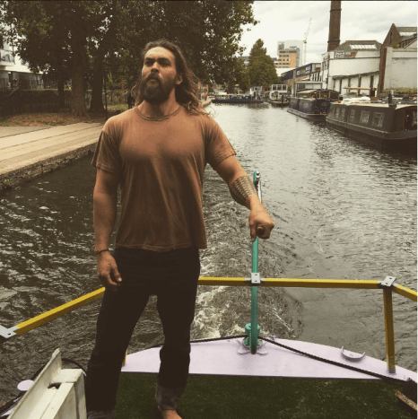 Foto: Jason Momoa/Instagram.Laut Jason Momoa wurde das Tattoo zu Ehren seiner Vorfahren gemacht, und die Dreiecke in dem Stück, die nach dem Wappen seiner hawaiianischen Familie entworfen wurden, stellen Haifischzähne dar, die eine Anspielung auf seinen Familienvormund sind. der Hai.