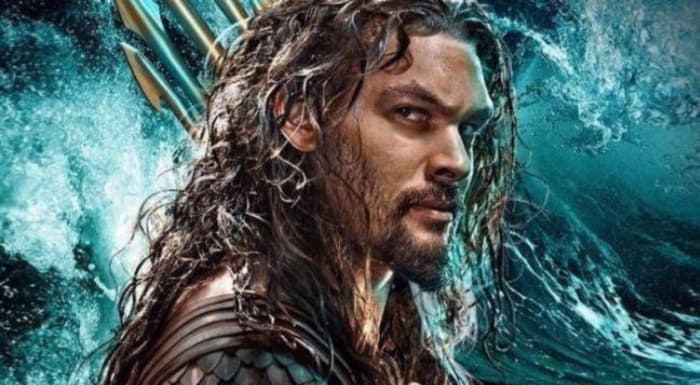 لم يكن حتى عام 2016 أن ظهر Aquaman على الشاشة الحية لأول مرة في Batman V Superman: Dawn of Justice. تم اختيار الممثل الأمريكي ، جيسون موموا ، للعب دور البطل وكان المعجبون مدمنين على تفسيره للشخصية من القفز.