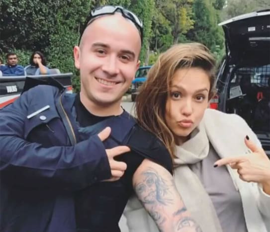 (Foto: Jessica Alba/Instagram) Muž s dotyčným tetováním je policista a na levém bicepsu má skutečně obraz tváře Jessicy Alby napuštěné černou a šedou barvou, provedený v klasickém Día de Los Muertos -styl. Alba pózovala s otužilým fanouškem na ulici před domem svého přítele, a přestože si rozhodně udělala důstojnický den, herečka na Instagramu téměř přiznala, že on také. Bylo to právě na začátku měsíce, kdy se Alba setkala s tímto mega fanouškem, a když jí řekl, že si nechal vytetovat její tvář na paži, musela to vidět, aby tomu uvěřila. Alba zveřejnila video ze své interakce s policistou na svém účtu na Instagramu s titulkem k příspěvku: „Rozhodně jeden z nejrealističtějších okamžiků mého života - tento milý koláč, mladý důstojník, jel kolem domu mého přítele a zastavil se, aby mi řekl, že má můj obličej vytetovaný na paži - samozřejmě jsem to MUSEL vidět! Tak cool a takový výlet. “ Video má zatím více než 540 000 zhlédnutí a stovky komentářů od „Myslím, že musím posílit svoji fanouškovskou hru“, až po „To je šílené, ale @jessicaalba stojí za to“.