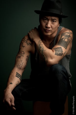 Cheng wird von dem kanadischen Schauspieler Terry Chen gespielt, der im Jahr 2000 als Rolling-Stones-Redakteur Ben Fong-Torres in Fast berühmt auf die Bühne kam.