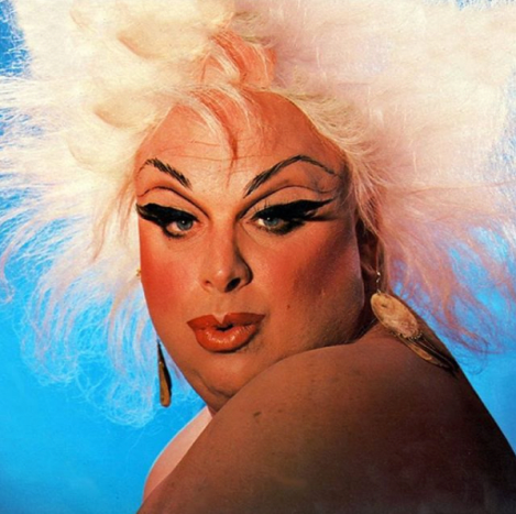 Foto via @katvondbeautyFür ihre neueste Lidschatten-Palette huldigte Von D der Drag-Legende und Muse von John Waters-Divine. Und lassen Sie mich Ihnen sagen, diese Kollektion ist definitiv göttlich.