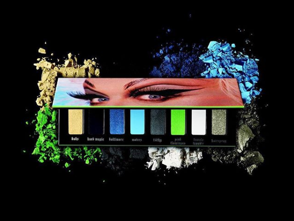 Foto via @katvondbeautyDie Palette weicht stark von ihrem üblichen Farbschema ab, das in der Vergangenheit warme und neutrale Töne bevorzugt hat. Bei der Göttlichen Palette dreht sich jedoch alles um Blau und Grün.