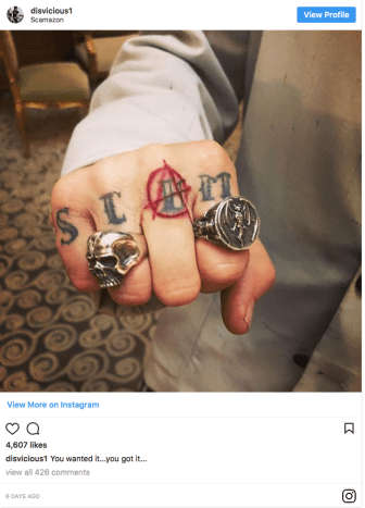 نشر زميل فرقة الممثلين تومي هنريكسن صورة على إنستغرام الأسبوع الماضي يعرضون فيها مفاصل أصابع ديب الممزقة حديثًا. تُظهر الصورة لونًا أحمر جديدًا مشرقًا A ، كما في رمز Anarchy ، يغطي الحرف U للتهجئة