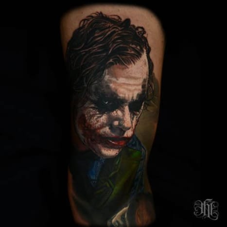 Dieser Ledger Joker wurde von Nikko Hurtado tätowiert.