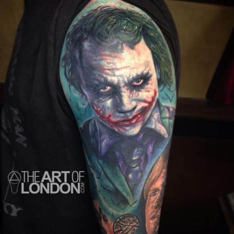 Heath Ledgers Leistung in The Dark Knight brachte ihm einen Oscar ein. Wenn es einen Oscar für Tattoos gäbe, würde London Reese ihn hier gewinnen.