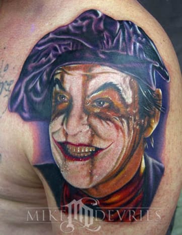 Obwohl Jack Nicholson auch nicht faul war, den Joker zu spielen. Mike Devries hat dieses erstaunliche Tattoo kreiert.