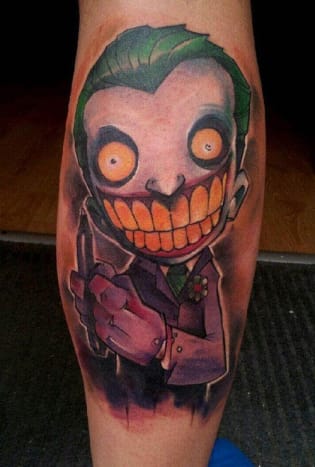Jistě, toto tetování je velmi kreslené, ale zatraceně, je to děsivé.