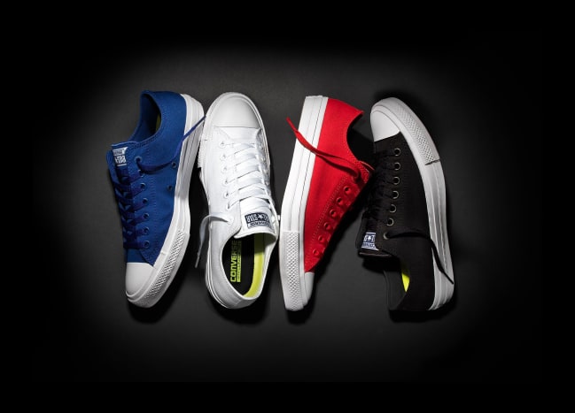 ألوان Converse Chuck II lowtop: الأزرق والأبيض والأحمر والأسود.