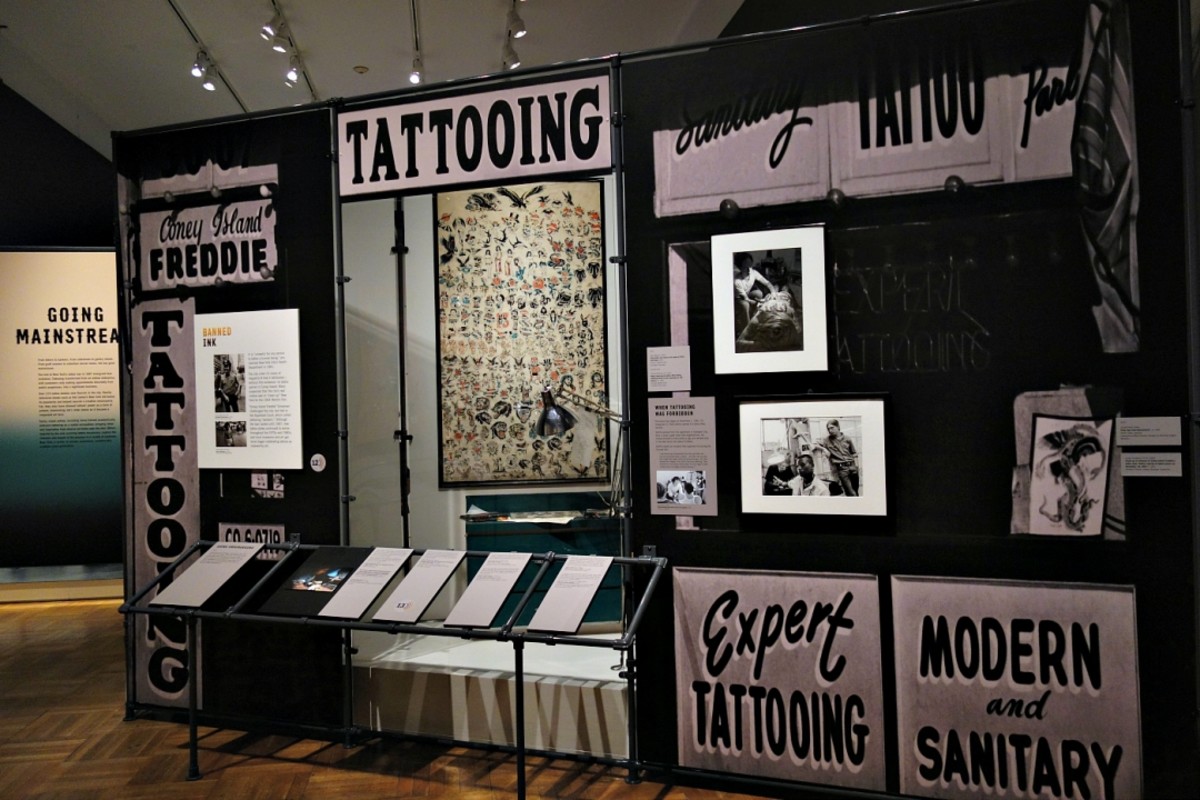 Pohled na instalaci Tattooed New York v New Yorkské historické společnosti