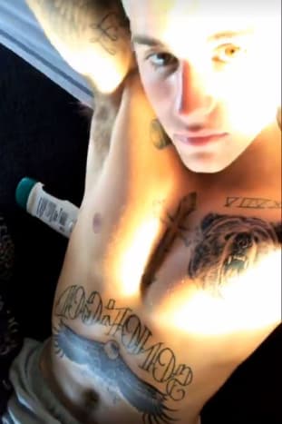 Foto: Justin Bieber/InstagramJustin Bieber hat seiner wachsenden Tattoo-Sammlung jetzt einen brüllenden Grizzlybären auf seiner Brust und einen schreienden Adler auf seinem Bauch hinzugefügt. Biebers neues Bären-Tattoo befindet sich auf der rechten Seite seiner Brust, zwischen seinen großen Kreuz- und römischen Ziffern-Tattoos, und das Adler-Tattoo erstreckt sich über die gesamte Breite seines Bauches, zentriert zwischen seinen Schriftstücken 