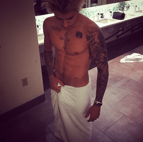 Der kleine Fleck einer Möwe auf Biebers linker Hüfte war sein erstes Tattoo aus dem Jahr 2010. Auf seiner rechten Hüfte tätowierte Bang Bang das Wort