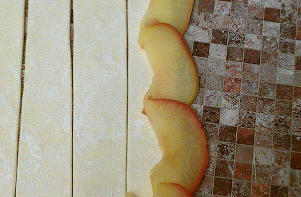 disposer les pommes en bandes de pâte
