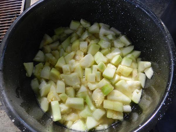 vierta jugo de piña