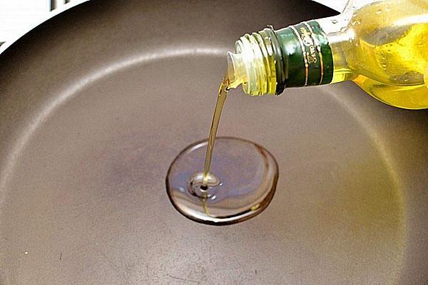 vierta aceite de girasol en la sartén