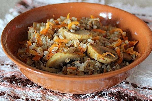 trigo sarraceno con champiñones, cebollas y zanahorias