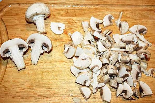 laver et émincer les champignons