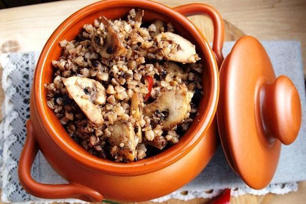 trigo sarraceno con champiñones en una olla