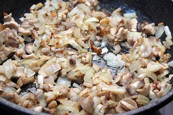 faire revenir les champignons avec les oignons