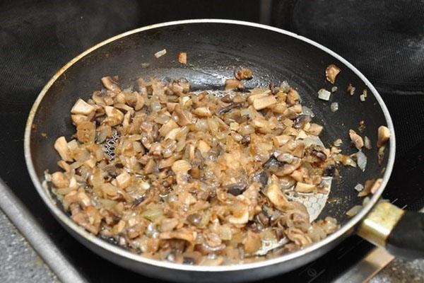 guiso de champiñones con cebolla