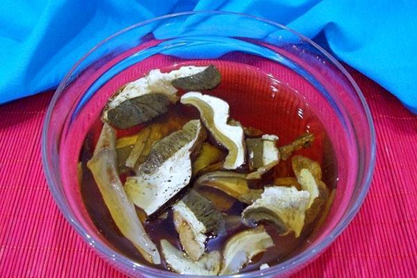 rincer et faire tremper les champignons secs