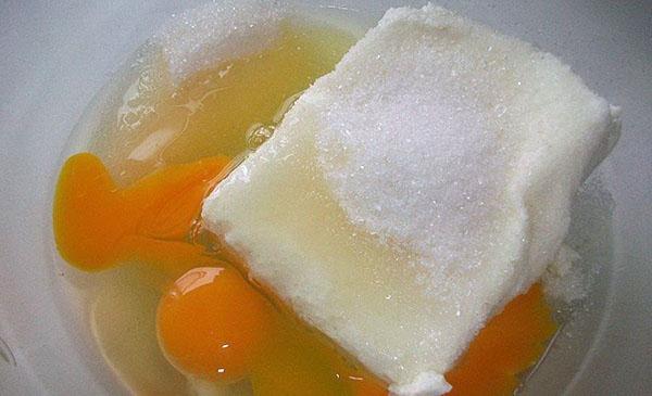 mélanger le fromage cottage avec du sucre et des œufs