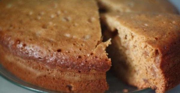 pastel de fresa en una olla de cocción lenta