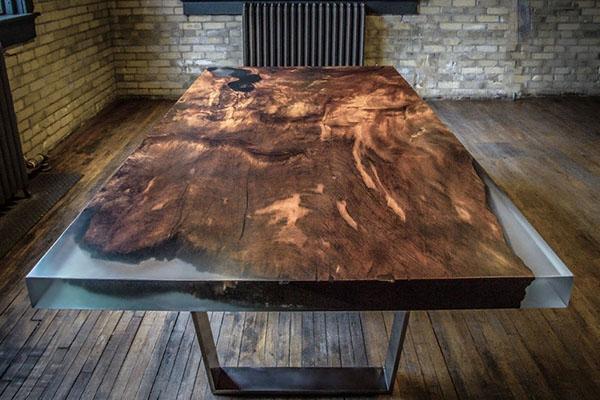table en bois et résine époxy