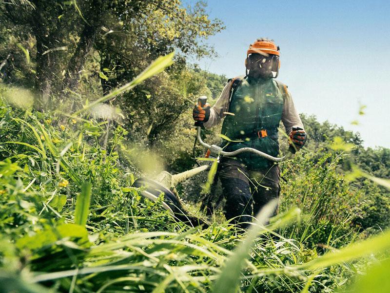 eliminación de malas hierbas con un cortador de bencina