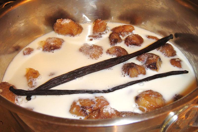 vierta la leche sobre las castañas