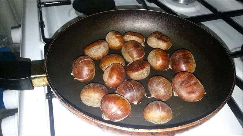 mettre les marrons dans la poêle