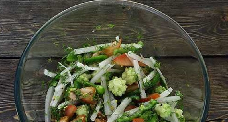 ensalada con col romanesco y daikon