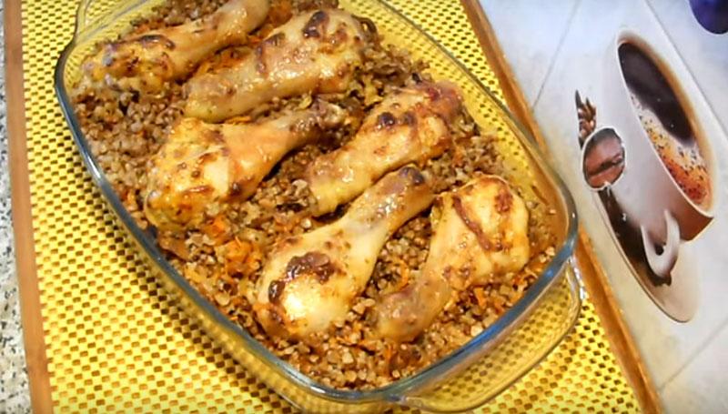 delicioso trigo sarraceno con pollo al horno