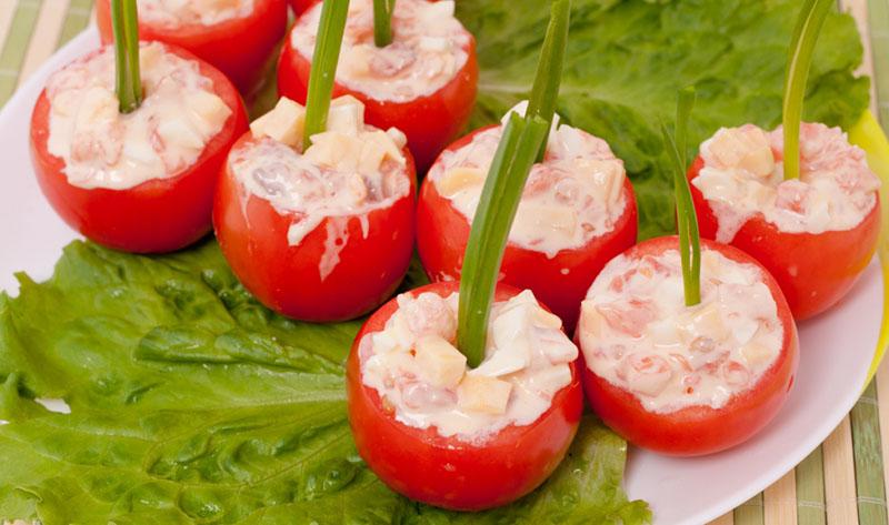 tomates rellenos para un refrigerio con pescado rojo