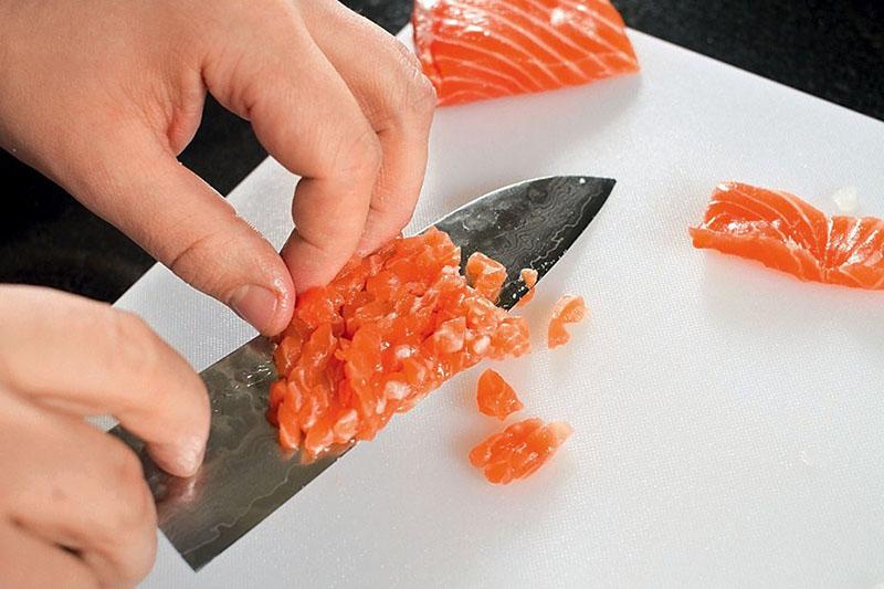 hacher le saumon