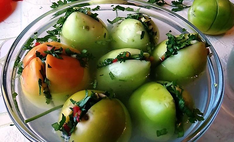 verser les tomates avec la saumure