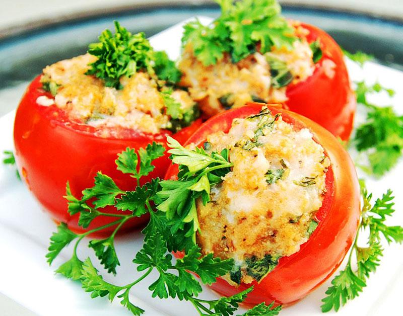 tomates rellenos para un refrigerio con queso y pollo