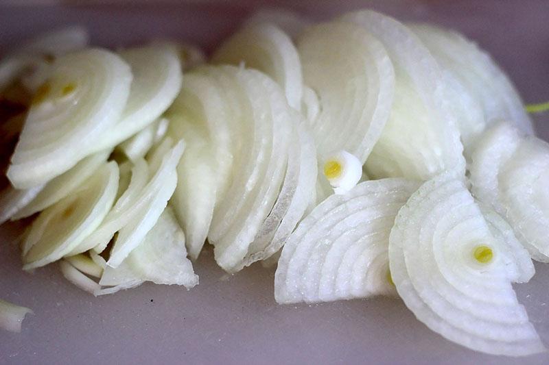cortar la cebolla en mitades