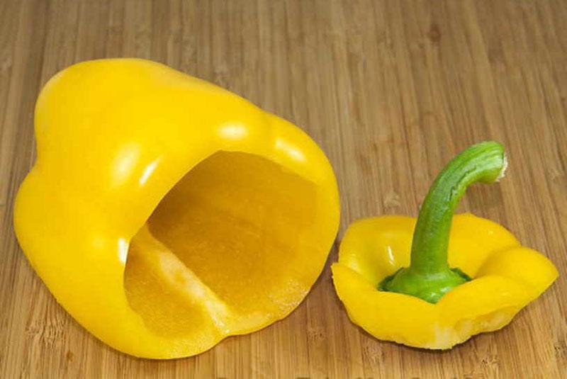 quitar el tallo y las semillas del pimiento