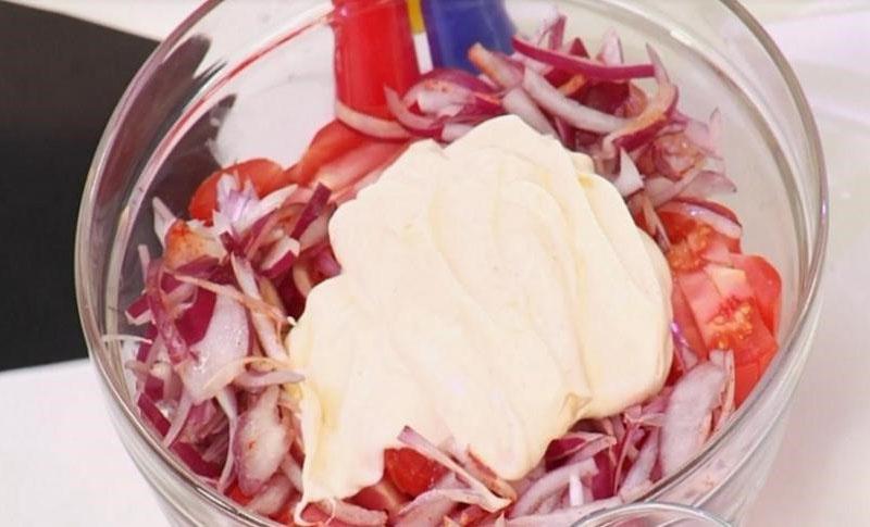 ensalada de tomate con crema agria