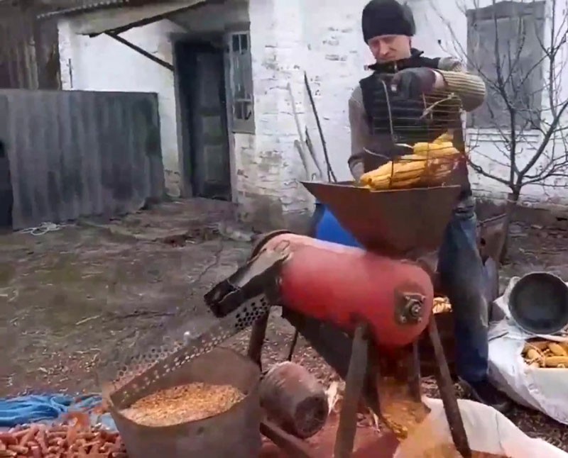 décortiqueuse de maïs à faire soi-même à partir d'une bouteille de gaz