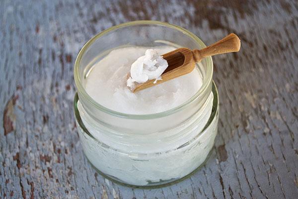 aceite de coco en un frasco de vidrio