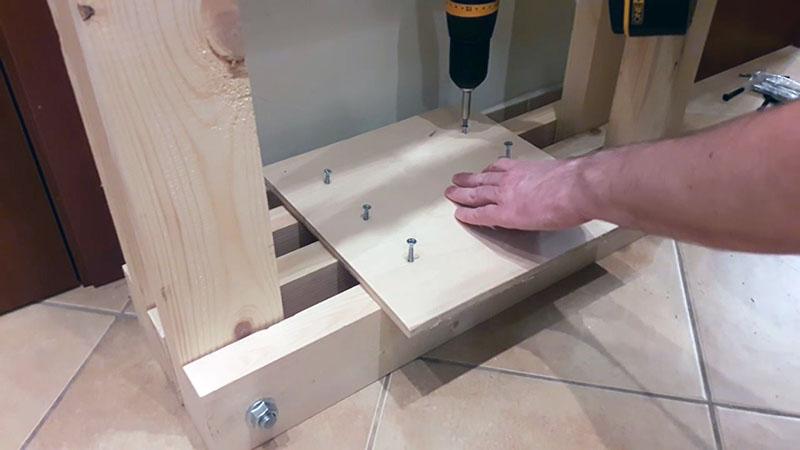 fixation de la table avec des vis autotaraudeuses